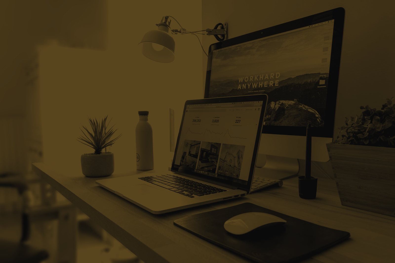 Escritorio con ordenador y portátil mostrando una plataforma de formación online